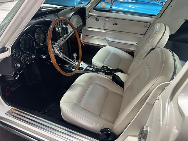 1965_White_Corvette_Big_Tank_350_hp_AC Interior